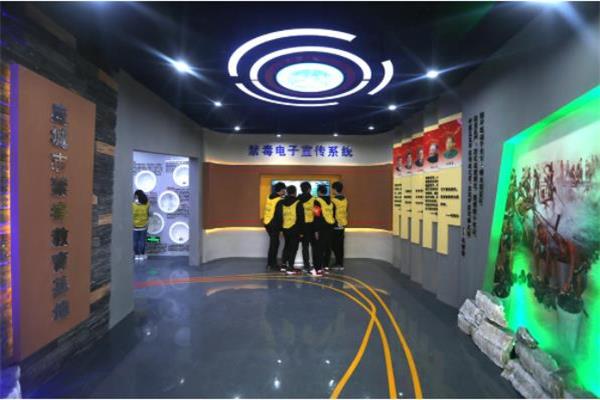 學(xué)生在認(rèn)真學(xué)習(xí)禁毒知識(shí)