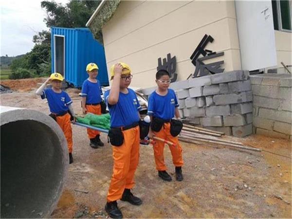 小學生正在等待體驗地震館