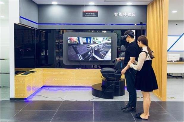 一對年輕情侶在體驗MR智能頭顯裝置 一對年輕情侶在體驗MR智能頭顯裝置