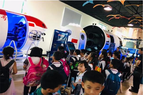 學生在參觀vr體驗館