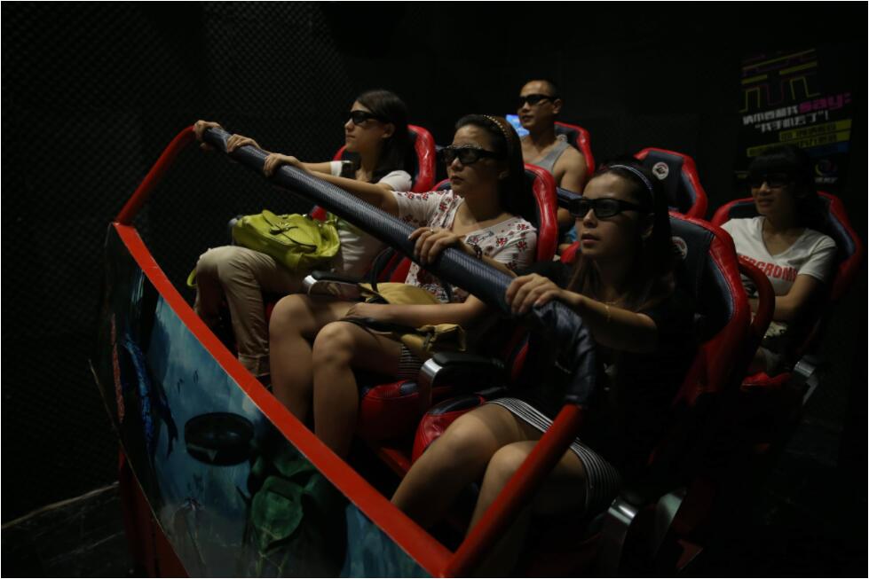 人們在環幕影院觀影