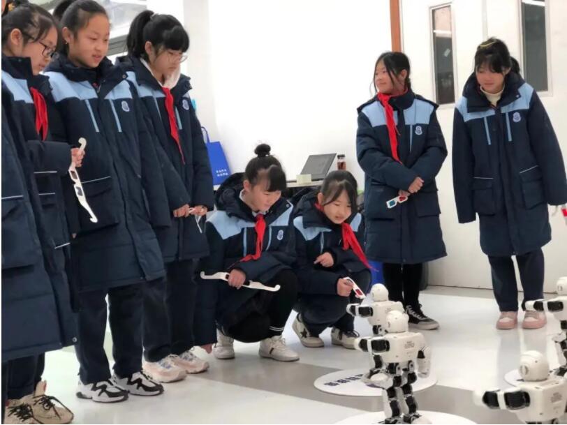 學生正在玩弄交通安全機器人 學生正在玩弄交通安全機器人