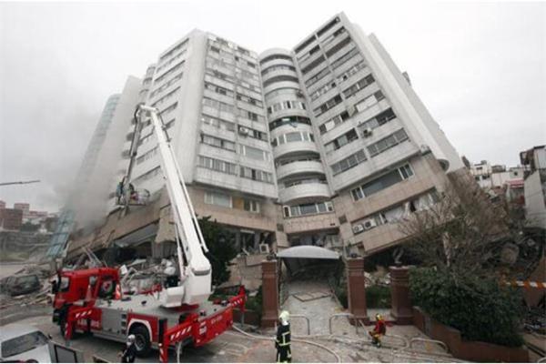 消防員正在使用吊車救援地震受災樓層 消防員正在使用吊車救援地震受災樓層