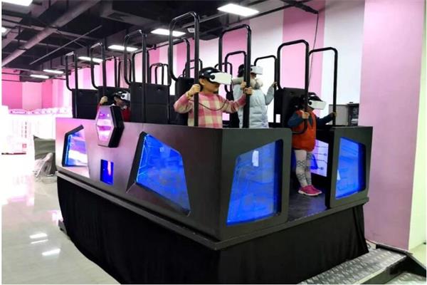 小朋友正在臺風體驗館體驗設備